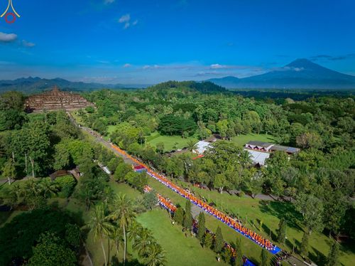 ภาพ No.68363:พิธีตักบาตร ณ พระมหาเจดีย์บรมพุทโธ ประเทศอินโดนีเซีย วันที่ 18 ธันวาคม พ.ศ. 2565