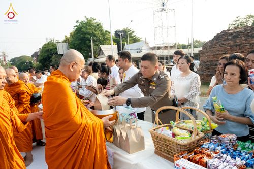 ภาพ No.318079:วันเสาร์ที่ 4 เมษายน พ.ศ. 2569 งานทำบุญเมืองใจกลางอยุธยา  ตักบาตรพระ 1,109 รูป ณ ถนนชีกุน หน้าวัดมหาธาตุ และวัดราชบูรณะ