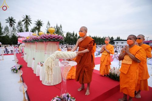 ภาพ No.70164:พิธีจุดประทีปถวายเป็นพุทธบูชา และบูชาธรรมมหาปูชนียาจารย์ ในโครงการธรรมยาตรากตัญญูบูชา มหาปูชนียาจารย์ พระมงคลเทพมุนี(สด จนฺทสโร) พระผู้ปราบมาร ปีที่ 11 ณ อนุสรณ์สถานลำดับที่ 2 สถานที่ตั้งมโนปณิธานบวชตลอดชีวิต อนุสรณ์สถานคลองบางนางแท่น อ.สามพราน จ.นครปฐม 