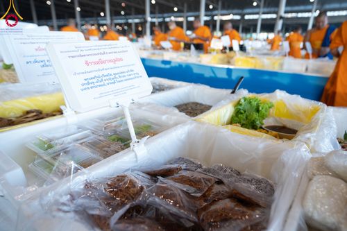 ภาพ No.105406:พิธีถวายภัตตาหารเป็นสังฆทาน แด่คณะพระธรรมยาตราฯ ในโครงการธรรมยาตรากตัญญูบูชา มหาปูชนียาจารย์ พระมงคลเทพมุนี(สด จนฺทสโร) พระผู้ปราบมาร อนุสรณ์สถาน 7 แห่ง ปีที่ 12 วันที่ 2 มกราคม พ.ศ. 2567 ณ สภาธรรมกายสากล วัดพระธรรมกาย