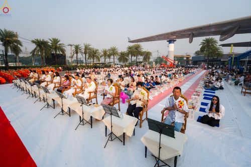 ภาพ No.321033:วันอาทิตย์ที่ ๑๒ เมษายน พ.ศ ๒๕๖๙ พิธีตักบาตรปี๋ใหม่เมืองพระภิกษุสงฆ์ ๓๓๙ รูป  อุทิศถวายพระราชกุศลสมเด็จพระนางสิริกิติ์  พระบรมราชินีนาถ พระบรมราชชนนีพันปีหลวง และฉลองเมืองแม่แตงครบรอบ ๑๑๙ ปี ณ ลานโรงแรมแอร์ไดมอนด์ อำเภอแม่แตง จังหวัดเชียงใหม่