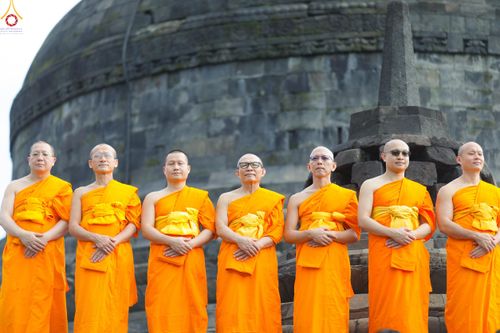 ภาพ No.330056:วันที่ 27-29 พฤษภาคม พ.ศ.2569 MBMI Tangerang (Majelis Agama Buddha Mahanikaya) ได้มีการเตรียมงานเพื่อจัดงานวิสาขบูชานานาชาติ  ชึ่งในงานจะมีการจุดประทีปโคมลาน โคมลอย กว่า 20,000 ดวง  เพื่อน้อมถวายเป็นพุทธบูชา และเพื่อเป็นการกระชับสัมพันธมิตรภาพ