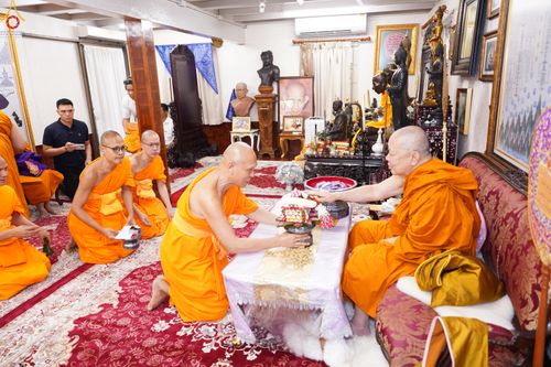 ภาพ No.286252:วันที่ 12 กรกฎาคม พศ.2568 (แรม 2 ค่ำ เดือน 8) พระภิกษุวัดพระธรรมกาย ทำวัตรพระผู้ใหญ่ เนื่องในวันเข้าพรรษา