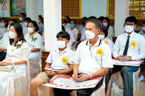 ภาพ No.74883:พิธีเจริญพระพุทธมนต์ ปฏิบัติธรรม มอบทุนการศึกษา ถวายสังฆทาน 106 วัด เพื่อถวายเป็นพุทธบูชา และขับเคลื่อนโครงการหมู่บ้านรักษาศีล 5 โดยคณะสงฆ์จังหวัดนครปฐม คณะศิษยานุศิษย์วัดพระธรรมกาย โครงการธรรมยาตราฯ ปีที่ 11 ณ วัดบางปลา อ.บางเลน จ.นครปฐม วันที่ 28 มกราค