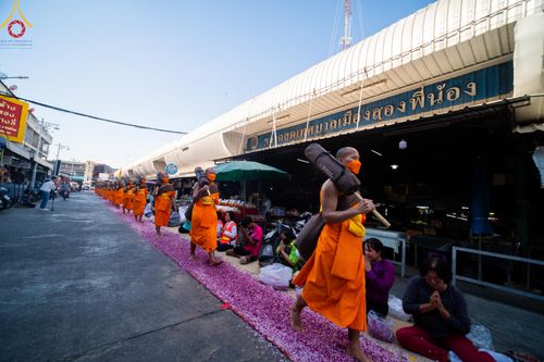 ภาพ No.105645:พิธีต้อนรับพระธรรมยาตรา ในโครงการธรรมยาตรากตัญญูบูชา มหาปูชนียาจารย์ พระมงคลเทพมุนี(สด จนฺทสโร) พระผู้ปราบมาร อนุสรณ์สถาน 7 แห่ง ปีที่ 12 วันที่ 3 มกราคม พ.ศ. 2567 ณ อนุสรณ์สถานโลตัสแลนด์ จ.สุพรรณบุรี