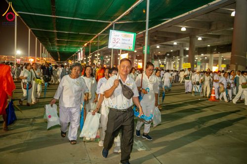 ภาพ No.324502:วันที่ 22 เมษายน พ.ศ.2569 (วันคุ้มครองโลก) บรรยากาศพระสังฆาธิการและสาธุชน การเดินทางกลับ งานถวายมหาสังฆทาน 40,000 กว่าวัดทั่วประเทศ วัดพระธรรมกาย