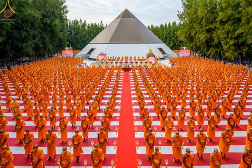 ภาพ No.69321:พิธีจุดประทีปถวายเป็นพุทธบูชา และบูชาธรรมมหาปูชนียาจารย์ ในโครงการธรรมยาตรากตัญญูบูชา มหาปูชนียาจารย์ พระมงคลเทพมุนี(สด จนฺทสโร) พระผู้ปราบมาร ปีที่ 11 ณ อนุสรณ์สถานมหาวิหารพระมงคลเทพมุนี อ.สองพี่น้อง จ.สุพรรณบุรี