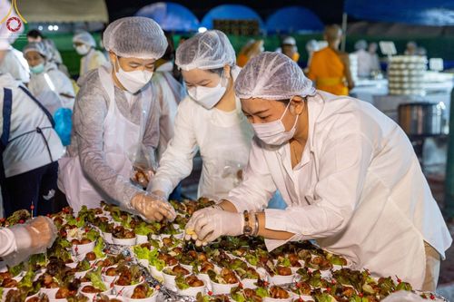 ภาพ No.74374:พิธีถวายภัตตาหารเป็นสังฆทาน แด่คณะพระธรรมยาตราฯ ในโครงการธรรมยาตรากตัญญูบูชา มหาปูชนียาจารย์ พระมงคลเทพมุนี(สด จนฺทสโร) พระผู้ปราบมาร อนุสรณ์สถาน 7 แห่ง ปีที่ 11 วันที่ 26 มกราคม พ.ศ. 2566