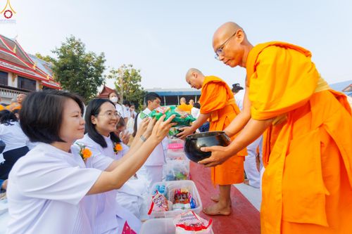 ภาพ No.297724:วันที่ 18 มกราคม พ.ศ. 2569 พิธีตักบาตรพระธรรมยาตรา ณ วัดโบสถ์บน ต.บางคูเวียง จ.นนทบุรี อนุสรณ์สถานลำดับที่ 4 สถานที่เกิดด้วยกายธรรม ในโครงการธรรมยาตรา กตัญญูบูชา มหาปูชนียาจารย์ พระมงคลเทพมุนี(สด จนฺทสโร) พระผู้ปราบมาร อนุสรณ์สถาน 7 แห่ง ปีที่ 14