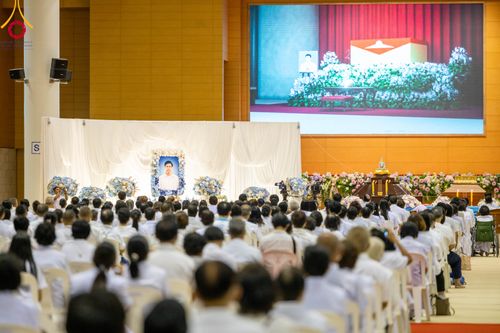 ภาพ No.90637:พิธีบำเพ็ญกุศลสวดพระอภิธรรม อุบาสกถาวร พรหมถาวร (อุบาสกผู้ปั้นพระ) วันอาทิตย์ที่ 15 ตุลาคม พ.ศ. 2566 ณ ห้องแก้วสารพัดนึก 1 สภาธรรมกายสากล วัดพระธรรมกาย จ.ปทุมธานี