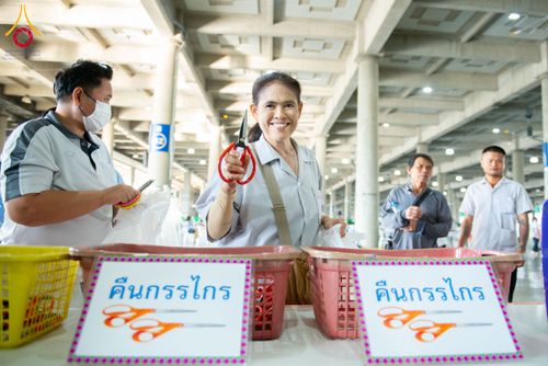 ภาพ No.279422:วันที่ 19-26 ธันวาคม พ.ศ. 2568 และ วันที่ 1 มกราคม พ.ศ.2569 รับบุญปลิดกลีบดอกไม้ เพื่อโปรยต้อนรับพระธรรมยาตรา