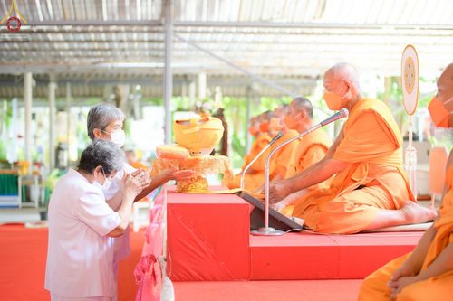ภาพ No.65495:พิธีขอขมามอบผ้าไตร นาคธรรมทายาท ในโครงการอุปสมบทบูชาธรรม มหาปูชนียาจารย์ประจำปี 2565 ณ ศูนย์อบรมเยาวชนผาสุกวนิช จ.ราชบุรี วันที่ 19 พฤศจิกายน พ.ศ. 2565