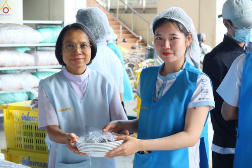 ภาพ No.322965:วันที่ 17-19 เมษายน พ.ศ.2569 การปูผ้ากระสอบขาว , เตรียมจุดฉัน , เตรียมจุดพักค้าง เพื่องานถวายมหาสังฆทาน 40,000 กว่าวัดทั่วประเทศ วันคุ้มครองโลก 22 เมษายน พ.ศ.2569 วัดพระธรรมกาย