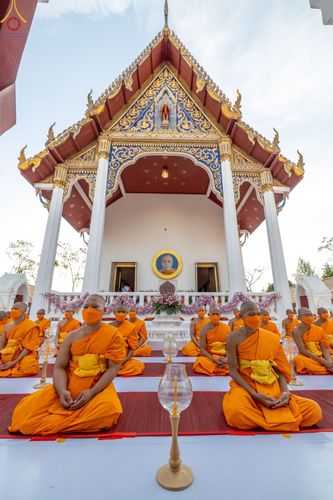ภาพ No.73378:พิธีจุดประทีปถวายเป็นพุทธบูชา และบูชาธรรมมหาปูชนียาจารย์ ในโครงการธรรมยาตรากตัญญูบูชา มหาปูชนียาจารย์ พระมงคลเทพมุนี(สด จนฺทสโร) พระผู้ปราบมาร ปีที่ 11 ณ อนุสรณ์สถานลำดับที่ 4 สถานที่เกิดด้วยกายธรรม วัดโบสถ์ (บน) บางคูเวียง อ.บางกรวย จ.นนทบุรี วันที่ 21 
