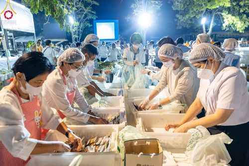 ภาพ No.106303:พิธีถวายภัตตาหารเป็นสังฆทาน แด่คณะพระธรรมยาตราฯ ในโครงการธรรมยาตรากตัญญูบูชา มหาปูชนียาจารย์ พระมงคลเทพมุนี(สด จนฺทสโร) พระผู้ปราบมาร อนุสรณ์สถาน 7 แห่ง ปีที่ 12 วันที่ 5 มกราคม พ.ศ. 2567 ณ อนุสรณ์สถานโลตัสแลนด์ จ.สุพรรณบุรี