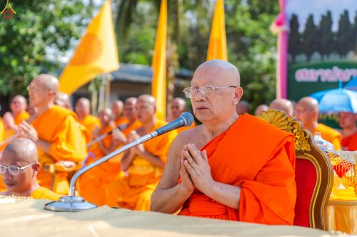 ภาพ No.326869:วันศุกร์ที่ ๑ พฤษภาคม พ.ศ.๒๕๖๙ พิธีทอดผ้าป่า สถาปนาองค์พระเจดีย์เพื่อสร้างสันติภาพโลก และ พิธีโปรยรัตนชาติ กลั่นแผ่นดิน  โปรยทราย เป็นปฐมฤกษ์ ณ ศูนย์ปฏิบัติธรรมเถินเทิดธรรม ต.แม่ปะ อ.เถิน จ.ลำปาง
