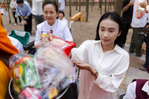 ภาพ No.289412:วันที่ 7 มกราคม พ.ศ. 2569 พิธีตักบาตรพระธรรมยาตรา ณ อนุสรณ์สถานลำดับที่ 1 สถานที่เกิดด้วยรูปกายเนื้อ อนุสรณ์สถานมหาวิหารพระมงคลเทพมุนี (โลตัสแลนด์) อ.สองพี่น้อง จ.สุพรรณบุรี ในโครงการธรรมยาตรา กตัญญูบูชา มหาปูชนียาจารย์ พระมงคลเทพมุนี(สด จนฺทสโร) พระผู้ป