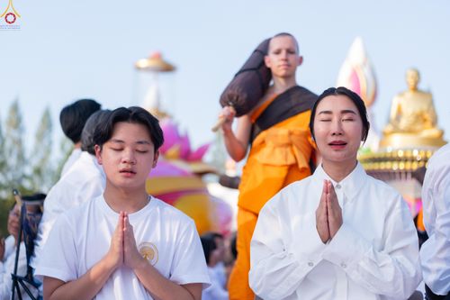 ภาพ No.290548:วันที่ 7 มกราคม พ.ศ. 2569 พิธีต้อนรับพระธรรมยาตรา ณ อนุสรณ์สถานลำดับที่ 2  สถานที่ตั้งมโนปณิธานบวชตลอดชีวิต อนุสรณ์สถานคลองบางนางแท่น (ภาพชุดที่ 2) อ.สามพราน จ.นครปฐม ในโครงการธรรมยาตรา กตัญญูบูชา มหาปูชนียาจารย์ พระมงคลเทพมุนี(สด จนฺทสโร) พระผู้ปราบมาร 