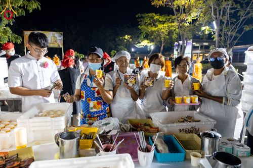 ภาพ No.106020:พิธีถวายภัตตาหารเป็นสังฆทาน แด่คณะพระธรรมยาตราฯ ในโครงการธรรมยาตรากตัญญูบูชา มหาปูชนียาจารย์ พระมงคลเทพมุนี(สด จนฺทสโร) พระผู้ปราบมาร อนุสรณ์สถาน 7 แห่ง ปีที่ 12 วันที่ 3 มกราคม พ.ศ. 2567 ณ อนุสรณ์สถานโลตัสแลนด์ จ.สุพรรณบุรี