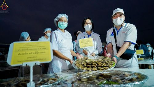 ภาพ No.69908:พิธีถวายภัตตาหารเป็นสังฆทาน แด่คณะพระธรรมยาตราฯ ในโครงการธรรมยาตราฯ ปีที่ 11 ณ อนุสรณ์สถานมหาวิหารพระมงคลเทพมุนี อ.สองพี่น้อง จ.สุพรรณบุรี วันที่ 9 มกราคม พ.ศ. 2566