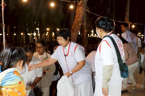 ภาพ No.300670:ภาพเบื้องหลังอาสาสมัครรวมใจ ชุดที่ 3 ในโครงการธรรมยาตรา กตัญญูบูชา มหาปูชนียาจารย์ พระมงคลเทพมุนี(สด จนฺทสโร) พระผู้ปราบมาร อนุสรณ์สถาน 7 แห่ง ปีที่ 14