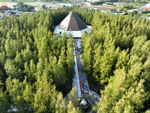 ภาพ No.70664:พิธีต้อนรับพระธรรมยาตรา ในโครงการธรรมยาตรากตัญญูบูชา มหาปูชนียาจารย์ พระมงคลเทพมุนี(สด จนฺทสโร) พระผู้ปราบมาร อนุสรณ์สถาน 7 แห่ง ปีที่ 11 วันที่ 14 มกราคม พ.ศ. 2566 ณ อนุสรณ์สถานลำดับที่ 3 สถานที่เกิดในเพศสมณะ วัดสองพี่น้อง อ.สองพี่น้อง จ.สุพรรณบุรี
