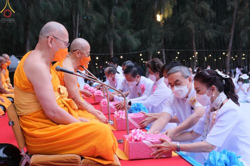 ภาพ No.69578:พิธีตักบาตรพระธรรมยาตราฯ ในโครงการธรรมยาตรากตัญญูบูชา มหาปูชนียาจารย์ พระมงคลเทพมุนี(สด จนฺทสโร) พระผู้ปราบมาร ปีที่ 11 ณ อนุสรณ์สถานลำดับที่ 1 สถานที่เกิดด้วยรูปกายเนื้อ อนุสรณ์สถานมหาวิหารพระมงคลเทพมุนี อ.สองพี่น้อง จ.สุพรรณบุรี