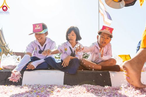 ภาพ No.106130:พิธีต้อนรับพระธรรมยาตรา ชุด 2 ในโครงการธรรมยาตรากตัญญูบูชา มหาปูชนียาจารย์  พระมงคลเทพมุนี(สด จนฺทสโร) พระผู้ปราบมาร  อนุสรณ์สถาน 7 แห่ง ปีที่ 12  วันที่ 3 มกราคม พ.ศ. 2567  ณ อนุสรณ์สถานโลตัสแลนด์ จ.สุพรรณบุรี