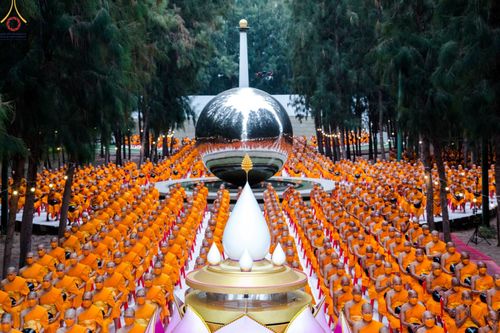 ภาพ No.69669:พิธีตักบาตรพระธรรมยาตราฯ ในโครงการธรรมยาตรากตัญญูบูชา มหาปูชนียาจารย์ พระมงคลเทพมุนี(สด จนฺทสโร) พระผู้ปราบมาร ปีที่ 11 ณ อนุสรณ์สถานลำดับที่ 1 สถานที่เกิดด้วยรูปกายเนื้อ อนุสรณ์สถานมหาวิหารพระมงคลเทพมุนี อ.สองพี่น้อง จ.สุพรรณบุรี