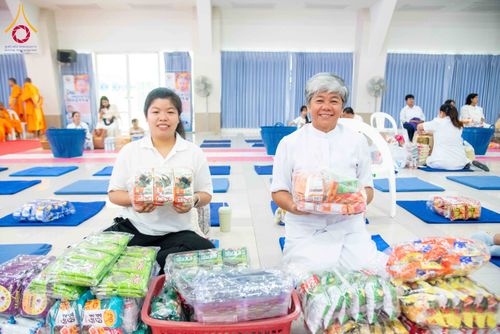 ภาพ No.321786:วันที่ 12 เมษายน พ.ศ.2569 ตักบาตรสงกรานต์ฉลองสามเณรใหม่  ณ ศูนย์ปฏิบัติธรรมระยอง(บ้านช่องลม)