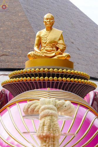 ภาพ No.69437:พิธีจุดประทีปถวายเป็นพุทธบูชา และบูชาธรรมมหาปูชนียาจารย์ ในโครงการธรรมยาตรากตัญญูบูชา มหาปูชนียาจารย์ พระมงคลเทพมุนี(สด จนฺทสโร) พระผู้ปราบมาร ปีที่ 11 ณ อนุสรณ์สถานมหาวิหารพระมงคลเทพมุนี อ.สองพี่น้อง จ.สุพรรณบุรี