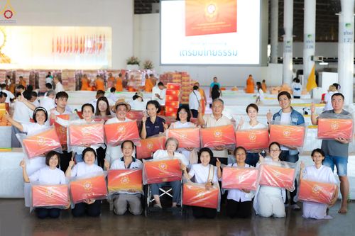 ภาพ No.321986:วันที่ 12 -13 เมษายน พ.ศ.2569 การเตรียมกล่องไทยธรรม + การขนย้ายเก้าอี้ เพื่องานถวายมหาสังฆทาน 40,000 กว่าวัดทั่วประเทศ วันคุ้มครองโลก 22 เมษายน พ.ศ.2569 วัดพระธรรมกาย