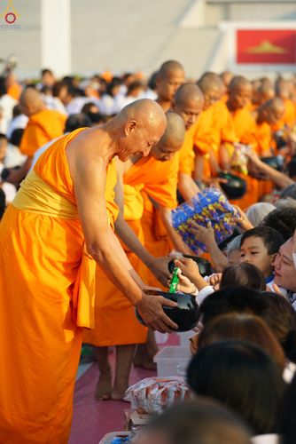 ภาพ No.279916:วันที่ 1 มกราคม พ.ศ.2569 พิธีตักบาตรในวันขึ้นปีใหม่ ณ ลานธรรม วัดพระธรรมกาย