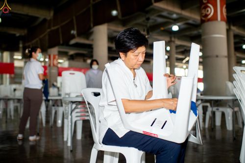 ภาพ No.322299:วันที่ 15 เมษายน พ.ศ.2569 การเตรียมงาน เช็ดโต๊ะ เก้าอี้ ปูผ้าโต๊ะฉัน เพื่องานถวายมหาสังฆทาน 40,000 กว่าวัดทั่วประเทศ วันคุ้มครองโลก 22 เมษายน พ.ศ.2569 วัดพระธรรมกาย