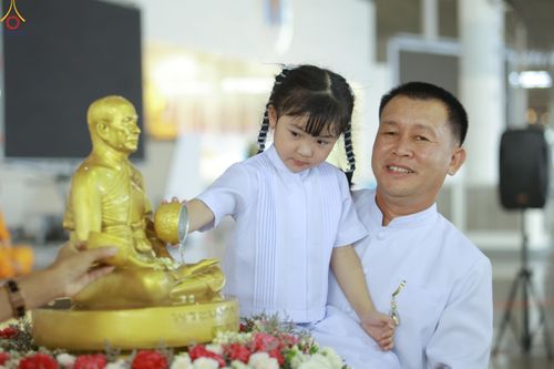 ภาพ No.318253:วันอาทิตย์ต้นเดือนที่ 5 เมษายน พ.ศ.2569 พิธีตักบาตร ณ บ้านแก้วเรือนทองคุณยายอาจารย์ฯ วัดพระธรรมกาย