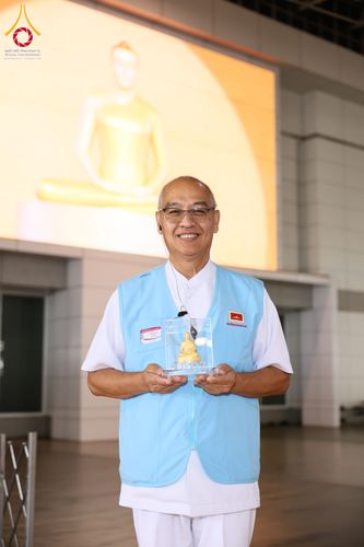 ภาพ No.338151:วันอาทิตย์ต้นเดือน 5 กรกฎาคม พ.ศ.2569 สัมมนาพิเศษ พิธีมอบพระของขวัญ ณ ห้องแก้วสารพัด1 วัดพระธรรมกาย