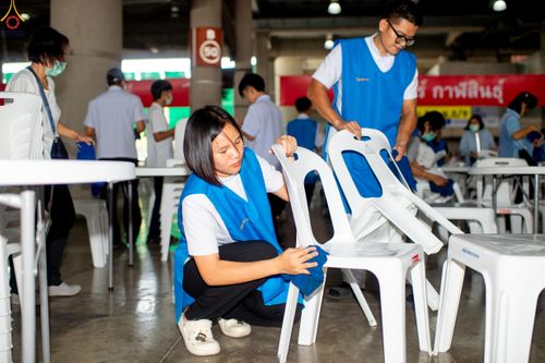 ภาพ No.322300:วันที่ 15 เมษายน พ.ศ.2569 การเตรียมงาน เช็ดโต๊ะ เก้าอี้ ปูผ้าโต๊ะฉัน เพื่องานถวายมหาสังฆทาน 40,000 กว่าวัดทั่วประเทศ วันคุ้มครองโลก 22 เมษายน พ.ศ.2569 วัดพระธรรมกาย