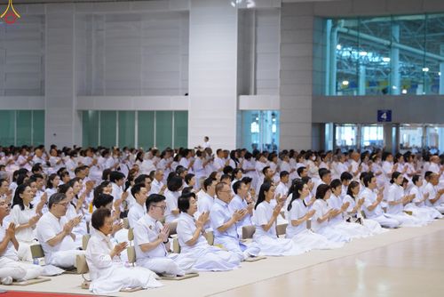 ภาพ No.311433:วันอาทิตย์ต้นเดือนที่ 1 มีนาคม พ.ศ.2569 พิธีตักบาตร และ พิธีบูชาข้าวพระ ณ สภาธรรมกายสากล วัดพระธรรมกาย