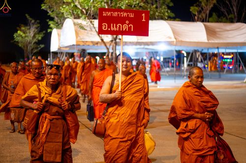 ภาพ No.323853:วันที่ 22 เมษายน พ.ศ.2569 (วันคุ้มครองโลก) งานถวายมหาสังฆทาน 40,000 กว่าวัดทั่วประเทศ บรรยากาศพระสังฆาธิการและสาธุชน  เดินทางเข้าวัดพระธรรมกาย และพักค้าง ตั้งแต่ ตอนเย็นวันที่ 21  ถึงเช้าวันที่ 22