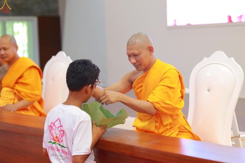 ภาพ No.320065:วันเสาร์ที่ 4 เมษายน 2569 พิธีตัดปอยผม ขอขมาผู้ปกครอง  มอบบาตร-ผ้าไตร และพิธีบรรพชาสามเณร 87 รูป  ณ ศูนย์ปฏิบัติธรรมระยอง(บ้านช่องลม)  ต.บางบุตร อ.บ้านค่าย จ.ระยอง