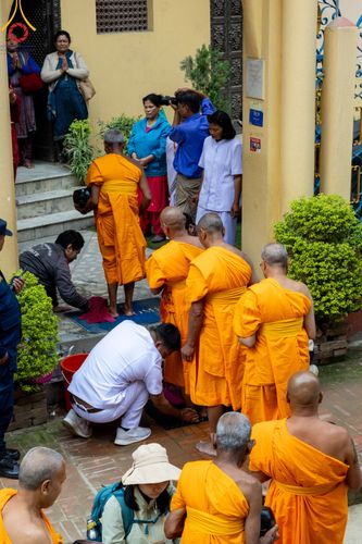 ภาพ No.317286:วันอังคารที่ 31 มีนาคม พ.ศ.2569 จาริกบิณฑบาตแห่งศรัทธา จากวัดอเชศวรสู่สี่แยกปาตันและวัดศรี ประเทศเนปาล