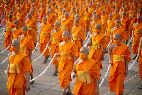 ภาพ No.79154:พิธีอัญเชิญองค์พระบรมพุทธเจ้า 24 องค์ เวียนประทักษิณรอบพระมหาธรรมกายเจดีย์ ณ วัดพระธรรมกาย  วันที่ 2 เมษายน พ.ศ. 2566