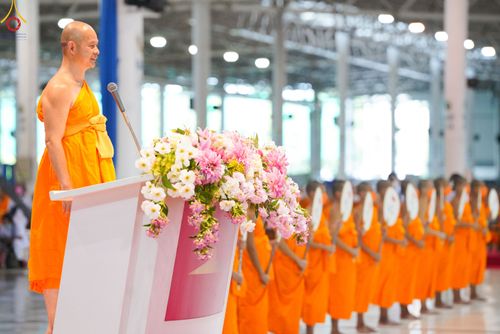 ภาพ No.85255:พิธีมุทิตาสักการะพระภิกษุ ผู้สอบได้เปรียญธรรม ๙ ประโยคระดับโลก, พิธีมอบโล่เกียรติยศและทุนการศึกษา สำนักเรียนบาลีดีเด่นทั่วประเทศ ในวันสมาธิโลก อาทิตย์ที่ 6 สิงหาคม พ.ศ. 2566 ณ สภาธรรมกายสากล วัดพระธรรมกาย