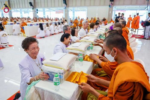 ภาพ No.313775:วันเสาร์ที่ 14 มีนาคม พ.ศ. 2569 พิธีตักบาตรแด่คณะสงฆ์ 323 วัด 4 จังหวัดชายแดนภาคใต้ พิธีถวายสังฆทานแด่คณะสงฆ์ 323 วัด ปีที่ 22 ครั้งที่ 183 พิธีมอบกองทุนหนุนแรงใจช่วยครูใต้ ปีที่ 19 ครั้งที่ 146 และพิธีทำบุญอุทิศส่วนกุศลให้ผู้วายชนม์ ณ ศูนย์ปฏิบัติธรรมภา