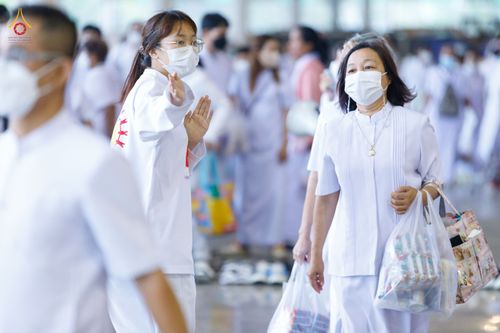 ภาพ No.76723:พิธีตักบาตรข้าวสารอาหารแห้ง  ณ บ้านแก้วเรือนทองคุณยายฯ สภาธรรมกายสากล  วัดพระธรรมกาย จ.ปทุมธานี  ในวันอาทิตย์ต้นเดือนที่ 6 มีนาคม พ.ศ. 2566