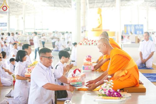 ภาพ No.105435:พิธีปฏิบัติธรรมและพิธีบูชาข้าวพระ ในวันจันทร์ที่ 1 มกราคม พ.ศ. 2567 ณ สภาธรรมกายสากล วัดพระธรรมกาย
