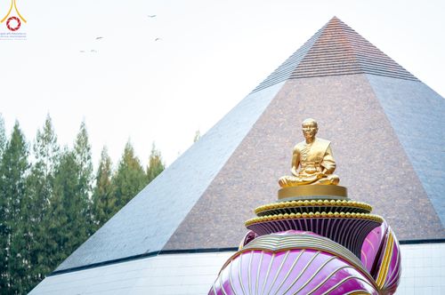 ภาพ No.106229:พระธรรมยาตราร่วมปฏิบัติธรรม และถ่ายภาพหมู่ประวัติศาสตร์ ในโครงการธรรมยาตรากตัญญูบูชา มหาปูชนียาจารย์ พระมงคลเทพมุนี(สด จนฺทสโร) พระผู้ปราบมาร  อนุสรณ์สถาน 7 แห่ง ปีที่ 12  วันที่ 4 มกราคม พ.ศ. 2567  ณ อนุสรณ์สถานมหาวิหารพระมงคลเทพมุนี จ.สุพรรณบุรี