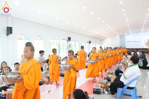 ภาพ No.320919:วันเสาร์ที่ 11 เมษายน พ.ศ.2569 พิธีตักบาตรฉลองสามเณรใหม่ ณ ศูนย์อบรมเยาวชนนครปฐม