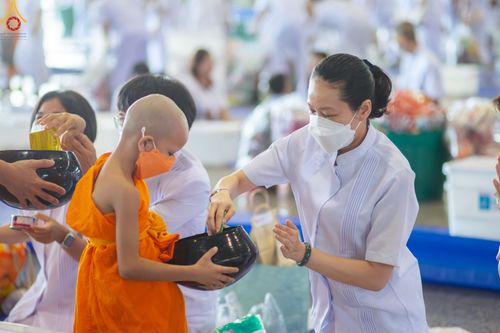 ภาพ No.82987:พิธีตักบาตร ณ บ้านแก้วเรือนทองคุณยายอาจารย์ฯ พิธีบูชาข้าวพระ ณ สภาธรรมกายสากล วัดพระธรรมกาย ในวันอาทิตย์ต้นเดือนที่ 2 ก.ค. พ.ศ.2566