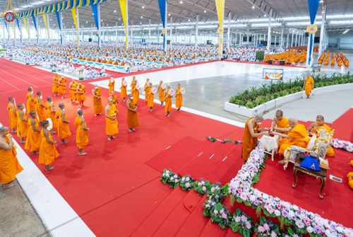 ภาพ No.85237:พิธีมุทิตาสักการะพระภิกษุ ผู้สอบได้เปรียญธรรม ๙ ประโยคระดับโลก, พิธีมอบโล่เกียรติยศและทุนการศึกษา สำนักเรียนบาลีดีเด่นทั่วประเทศ ในวันสมาธิโลก อาทิตย์ที่ 6 สิงหาคม พ.ศ. 2566 ณ สภาธรรมกายสากล วัดพระธรรมกาย